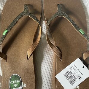 NWT Sanuk flip flops/sandals